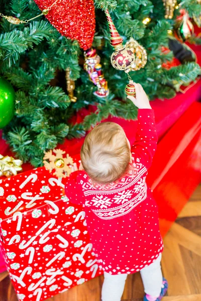 Baby girl next to Christmas tree — Stock Photo, Image