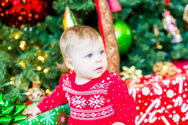 Babymeisje naast kerstboom — Stockfoto