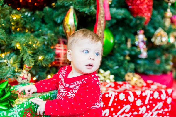 Babymeisje naast kerstboom — Stockfoto