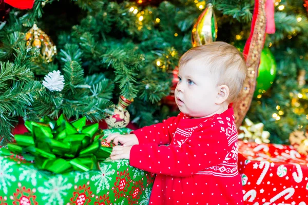 Baby girl next to Christmas tree — Stock Photo, Image