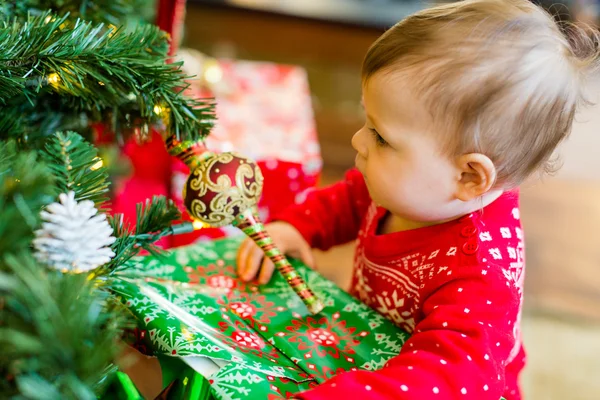 크리스마스 트리 옆에 있는 여자 아기 — 스톡 사진