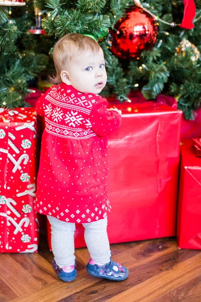 Menina ao lado da árvore de Natal — Fotografia de Stock