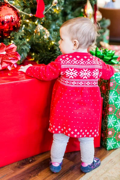 Baby girl next to Christmas tree — Stock Photo, Image