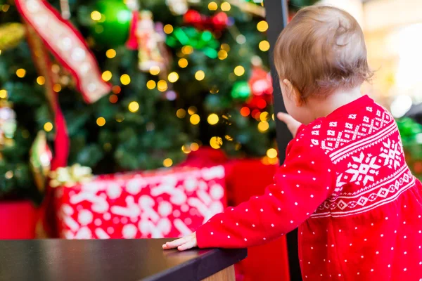 Baby girl next to Christmas tree — Stock Photo, Image