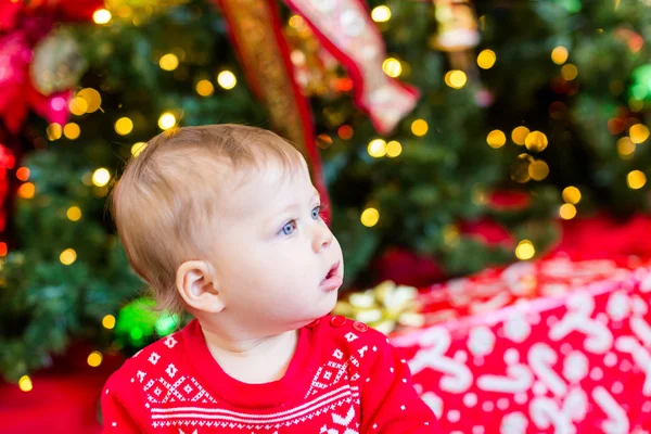 Baby girl next to Christmas tree — Stock Photo, Image