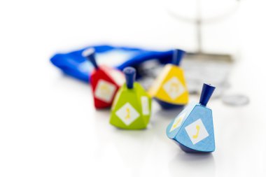 Gümüş simgeleri, Hanukkah ile renkli sevinçler