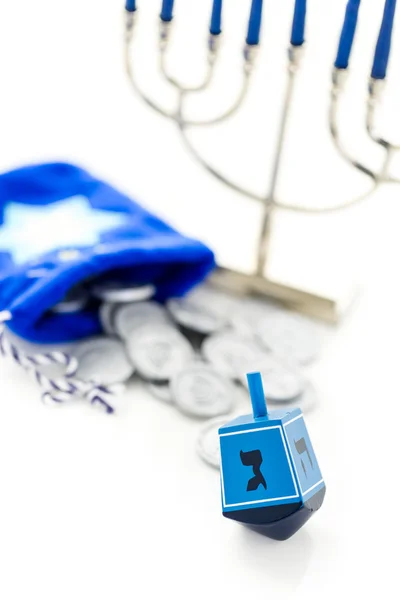 Dreidel azul con fichas de plata, Hanukkah —  Fotos de Stock