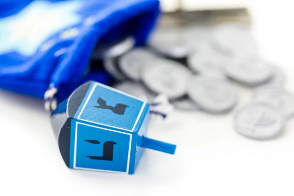 Blå dreidel med sølv tokens - Stock-foto