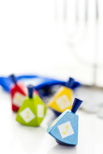 Coloridos dreidels con fichas de plata, Hanukkah — Foto de Stock