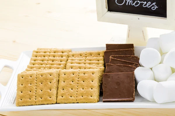 Estación Smores con grandes malvaviscos blancos —  Fotos de Stock