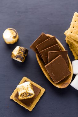 Taze kızarmış smores