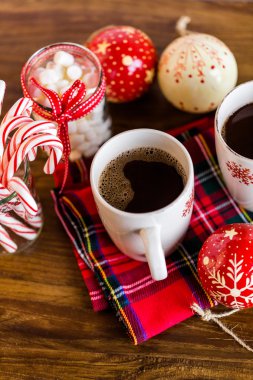 Kırmızı kar pul ile sıcak çikolata