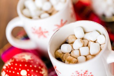 Küçük beyaz marshmallow ile sıcak çikolata