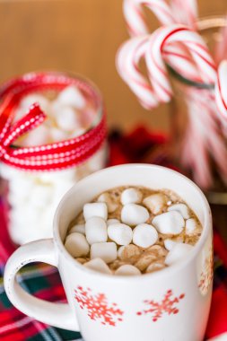 Küçük beyaz marshmallow ile sıcak çikolata