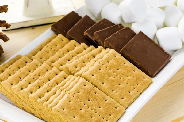 Smores station med stora vita marshmallows — Stockfoto