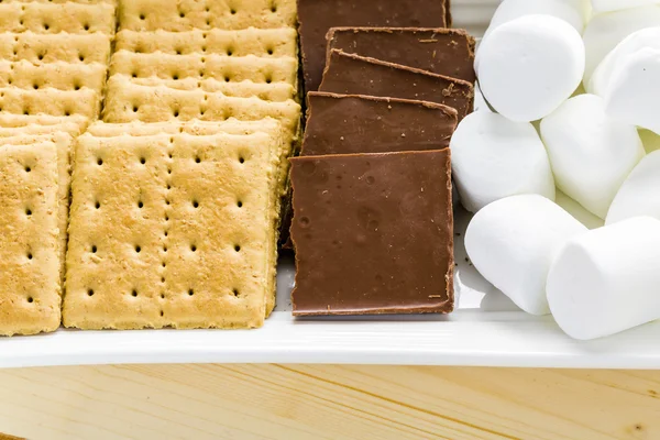 Smores station med stora vita marshmallows — Stockfoto