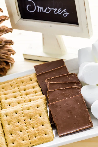 Estación Smores con grandes malvaviscos blancos —  Fotos de Stock