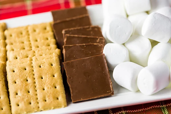 Smores Station mit großen weißen Marshmallows — Stockfoto