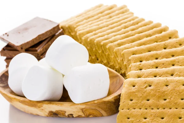 Smores station med stora vita marshmallows — Stockfoto