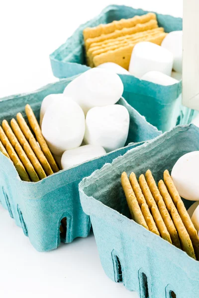 Smores Station mit großen weißen Marshmallows — Stockfoto