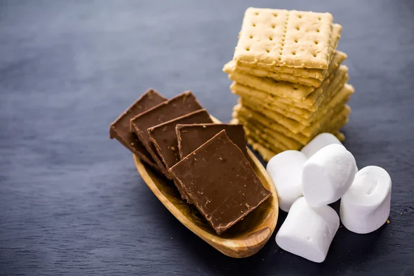 Büyük beyaz marshmallow ile Smores istasyonu — Stok fotoğraf