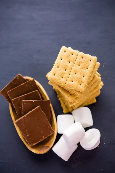 Smores station med stora vita marshmallows — Stockfoto