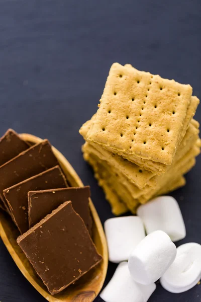 Estación Smores con grandes malvaviscos blancos — Foto de Stock