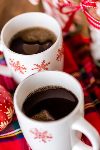 Varm choklad med röda snöflingor — Stockfoto