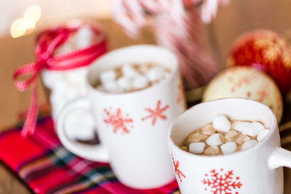 Warme chocolademelk met kleine witte marshmallows — Stockfoto