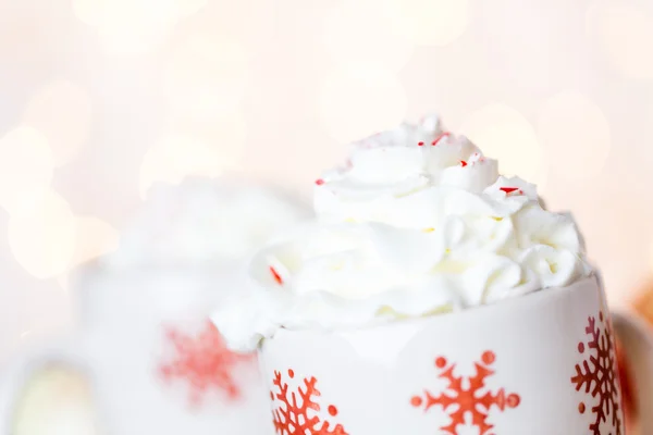 Hot chocolate with whipped cream and crashed peppermint candies — Stock Photo, Image