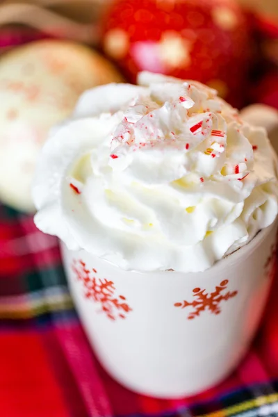 Hot chocolate with whipped cream and crashed peppermint candies — Stock Photo, Image