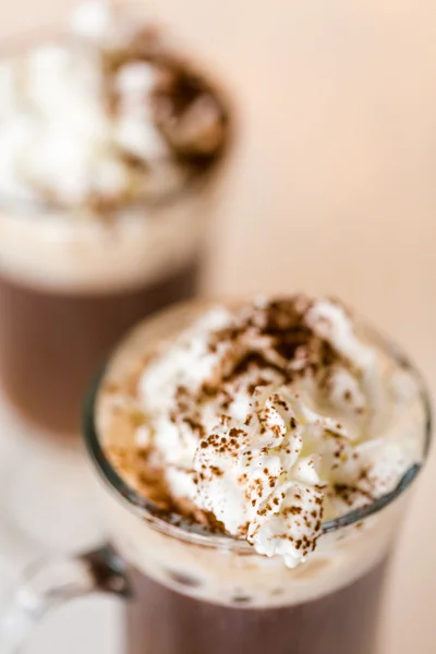 Heiße Schokolade mit Schlagsahne und Kakaopulver — Stockfoto
