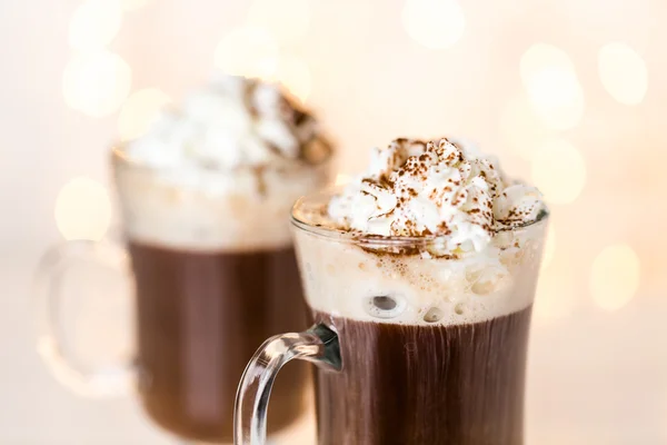 Horká čokoláda se šlehačkou smetany a kakaový prášek — Stock fotografie