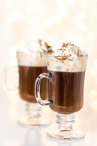 Forró csoki, tejszínhab krém és kakaó por — Stock Fotó