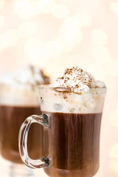 Chocolate caliente con crema batida y cacao en polvo — Foto de Stock