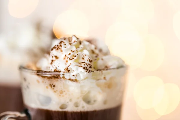 Hot chocolate with whipped cream and cocoa powder — Stock Photo, Image