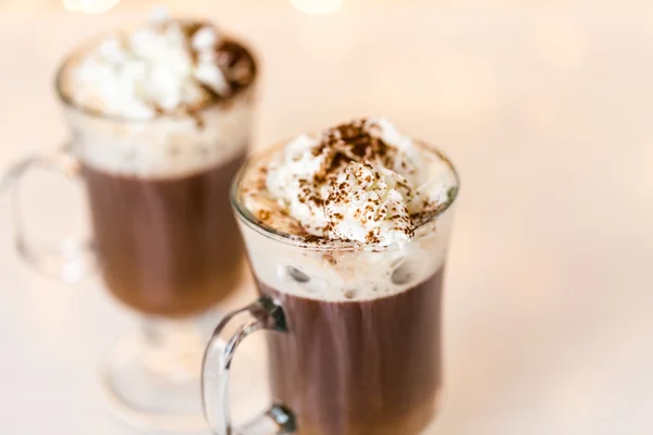 Hot chocolate with whipped cream and cocoa powder — Stock Photo, Image