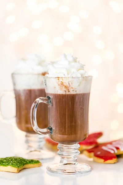 Chocolate caliente adornado con crema batida —  Fotos de Stock