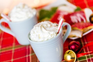 Çırpılmış krema ve nane karıştırıcı ile sıcak çikolata