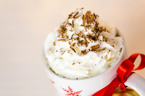 Hot chocolate with whipped cream and chocolate shavings — Stock Photo, Image