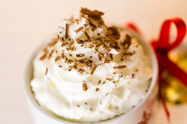 Hot chocolate with whipped cream and chocolate shavings — Stock Photo, Image