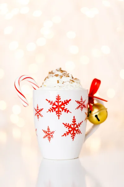 Hot chocolate with whipped cream and chocolate shavings — Stock Photo, Image