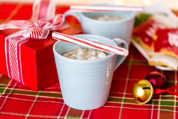 Hot chocolate garnished with small white marshmallows — Stock Photo, Image