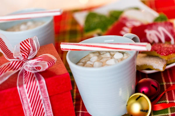 Hot chocolate garnished with small white marshmallows — Stock Photo, Image