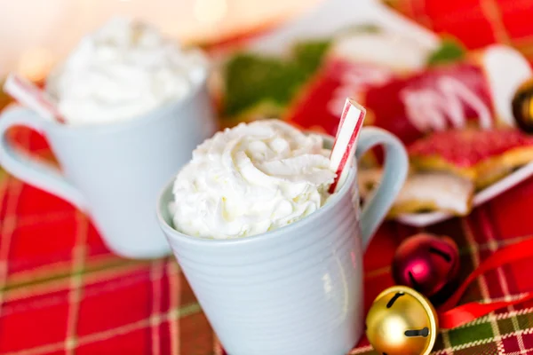 Chocolate caliente con crema batida y agitador de menta — Foto de Stock