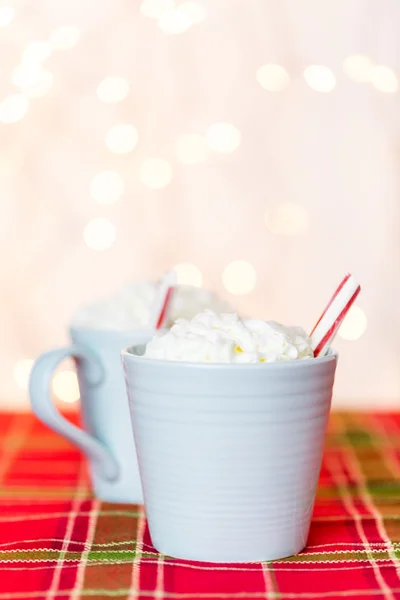 Chocolate caliente con crema batida y agitador de menta —  Fotos de Stock