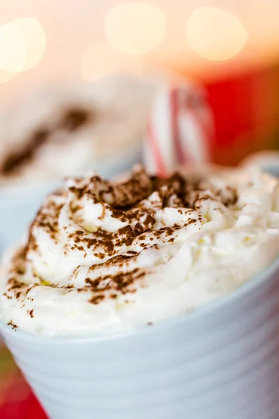 Chocolate caliente adornado con crema batida — Foto de Stock