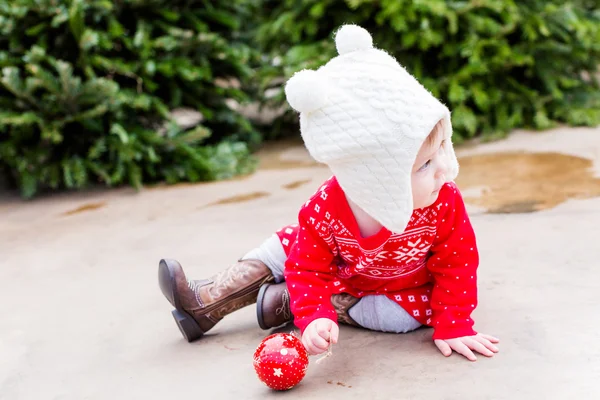 Linda niña en vestido escandinavo rojo —  Fotos de Stock