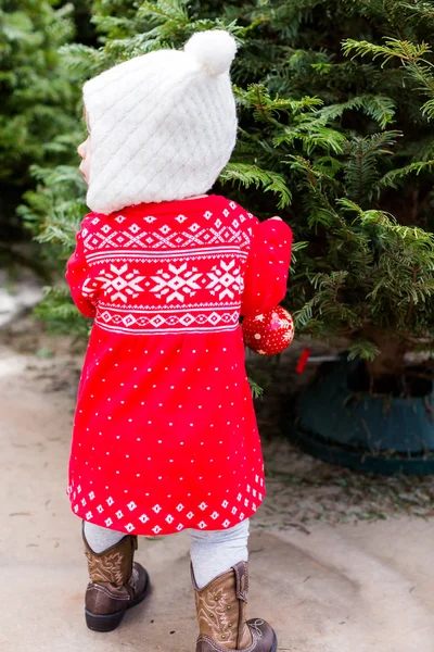 Menina bonito no vestido escandinavo vermelho — Fotografia de Stock
