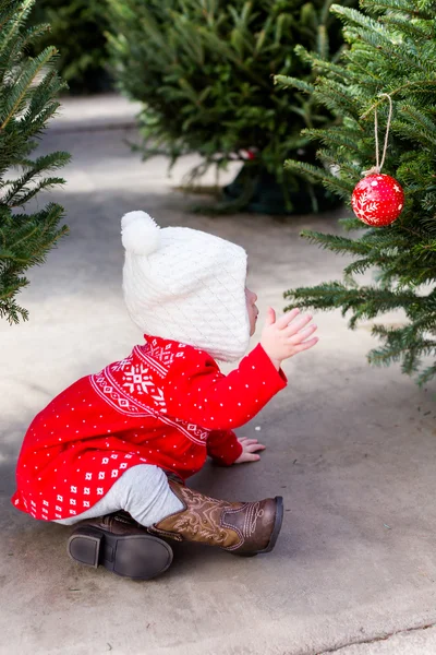 Linda niña en vestido escandinavo rojo — Foto de Stock